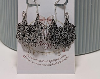 Pendientes de mandala de plata / Pendientes colgantes de aro con intrincado filigrana / Joyería bohemia con flores caladas / Regalo geométrico de yoga para ella