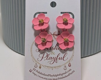 Pendientes de flores rosas / Pendientes colgantes dobles con acabado mate / Joyería floral retro con centro dorado / Accesorios veraniegos en tonos pastel / Regalo para ella