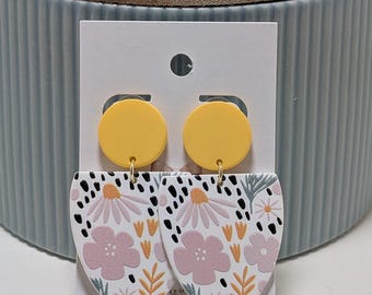 Pendientes retro de arcilla con diseño floral / Pendientes colgantes en arco amarillos y rosas / Joyería botánica abstracta / Regalo de estilo moderno de mediados de siglo / Accesorios de verano