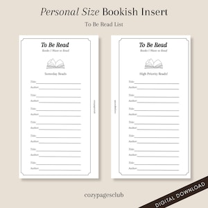 Könnte beinhalten: Zwei weiße, bedruckbare Einlagen für ein Buch im persönlichen Format mit dem Text "Personal Size Bookish Insert" und "To Be Read List". Jeder Einsatz hat einen Abschnitt, um Buchtitel und Autoren aufzulisten.
