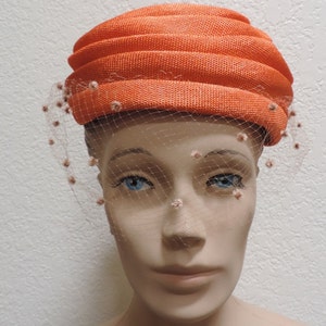 Vintage Hat Sandy Braeburn Orange Fabric Veiled Formal Turban Cap Wedding Prom Church Special Occasion Pillbox zdjęcie 1