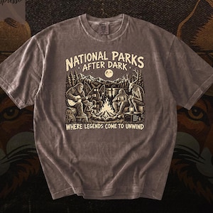 Vintage nationalparker tröja, retro kryptid lägereld tröja, läskig efter mörkrets tröja, rolig Bigfoot vandrare gåva, utomhus camping tröja