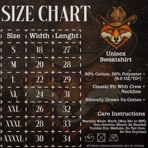 Puede incluir: Tabla de tallas para una sudadera unisex, con medidas en pulgadas. La tabla incluye tallas S a XXXXL, con las dimensiones correspondientes de ancho y largo. La imagen tambi&eacute;n muestra un zorro con sombrero de vaquero.