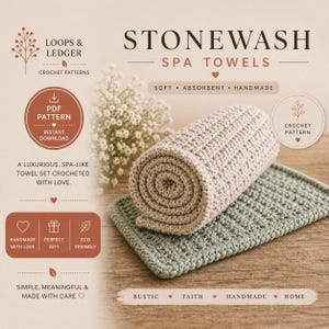 Pode incluir: Uma toalha de spa de crochê bege enrolada repousa sobre uma toalha de rosto de crochê verde combinando. A imagem apresenta o texto "Stonewash Spa Towels" e "Crochet Patterns". As toalhas são descritas como macias, absorventes e feitas à mão.
