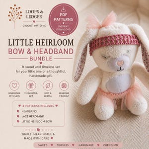 Puede incluir: Un conejito de peluche blanco con una diadema y un tutú de ganchillo rosa. La imagen incluye texto para un "Little Heirloom Bow & Headband Bundle" con patrones de ganchillo. El conejito tiene los ojos cerrados y una nariz rosa.