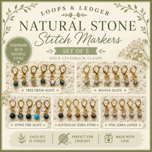 Peut inclure: Un ensemble de cinq marqueurs de mailles en pierre naturelle avec fermoirs levier dorés, comprenant divers types de pierres comme l'agate arbre, l'agate maifan, l'agate de feu, la pierre zèbre australienne et le jaspe zèbre rose, avec texte.