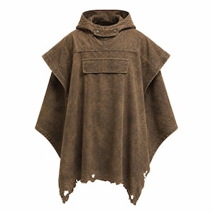 Pode incluir: Um poncho castanho com capuz e textura desbotada e desgastada. A peça inclui um bolso frontal com aba no peito, uma presilha abotoada no pescoço e uma bainha irregular e desfiada com buracos visíveis na extremidade inferior do tecido.