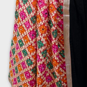 Schwarze Phulkari Dupatta bestickte Chinon Dupatta, Spiegel und Perlen Arbeit, indische Hochzeit Stola Geschenk