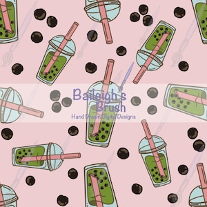 Può includere: Un motivo ripetuto di tazze di tè alle bolle con cannucce rosa e perle di tapioca marrone scuro su sfondo rosa chiaro. È presente anche il testo "Baileigh's Brush Hand Drawn Digital Designs".