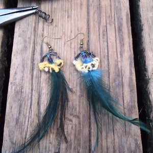 Handwerker gemacht Creolen kleine Creolen einzigartige Ohrringe OOAK Boho inspiriert Boho Hippie Reifen mit Federn