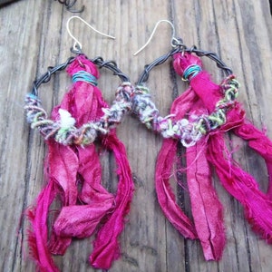 Handwerker gemacht Creolen Midsize Creolen einzigartige Ohrringe OOAK Boho inspiriert Boho Hippie Creolen mit Sari Seide