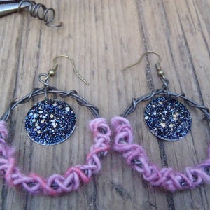 Handwerker gemacht Creolen Midsize Creolen einzigartige Ohrringe OOAK Boho inspiriert Boho Hippie Creolen mit schwarzen funkelnden Charms