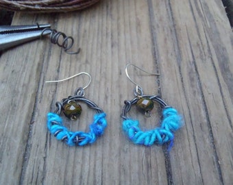 Boucles d’oreilles Artisan Made Hoop Boucles d’oreilles Boucles d’oreilles petite boucles d’oreilles uniques OOAK boho inspiré boho hippie cerceaux avec des perles de verre tchèques coupés