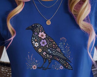 Camiseta Floral Crow, arte botánico de cuervo, estilo cottagecore oscuro, regalo para amantes de las aves, jardín de flores silvestres, estilo gótico, camiseta gráfica de naturaleza, top estético