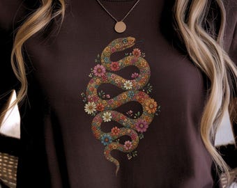 Camiseta con estampado floral de serpiente, arte de serpiente simétrica, estilo cottagecore, regalo para amantes de los reptiles, jardín de flores silvestres, estilo bruja, camiseta gráfica estética.