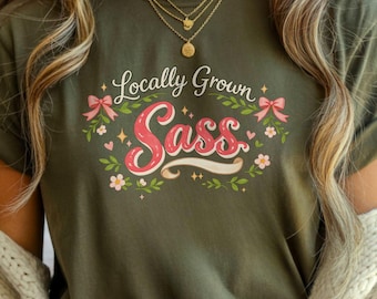 Camiseta con texto "Locally Grown Sass" (Cultivada localmente) con un lindo dicho sureño y lazo floral. Regalo coqueto para chica campestre. Camiseta gráfica atrevida para mujer. Top de boutique estético.