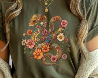 Camiseta con estampado floral de serpiente, diseño botánico, estilo cottagecore, regalo para amantes de los reptiles, jardín de flores silvestres, estilo boho, camiseta gráfica con estética de naturaleza.
