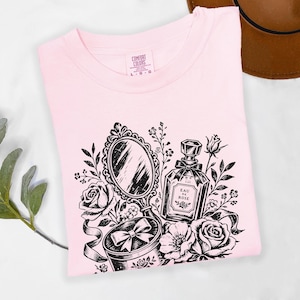 Coquette blommig parfymspegel-t-shirt | Vintage Vanity Art, mjuk tvätt Comfort Colors®
