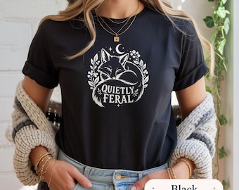 Camiseta Quietly Feral Fox con diseño de animales del bosque, ideal para introvertidos amantes de la naturaleza, con estampado botánico de luna y estilo cottagecore. Top gráfico de bosque para mujeres y adolescentes.