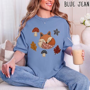 Sovande räv Faux Patchwork-skjorta, höstens skogsmarkskomfortfärger T-shirt, mysig Cottagecore-djurgåva för rävälskare och naturfans