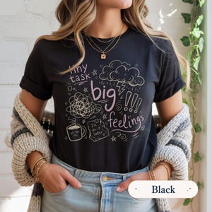Camiseta "Pequena Tarefa, Grandes Sentimentos" - Camiseta Engraçada para Sobrecarregar - Camiseta com Humor sobre Disfunção Executiva - Presente para Alma Sensível - Roupa com a Qual Você Se Identifica