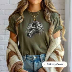 Koszulka z pająkiem skaczącym, koszulka z pająkiem fotografa makro, zabawna koszulka z pająkiem z aparatu, prezent dla miłośnika fotografii Military Green