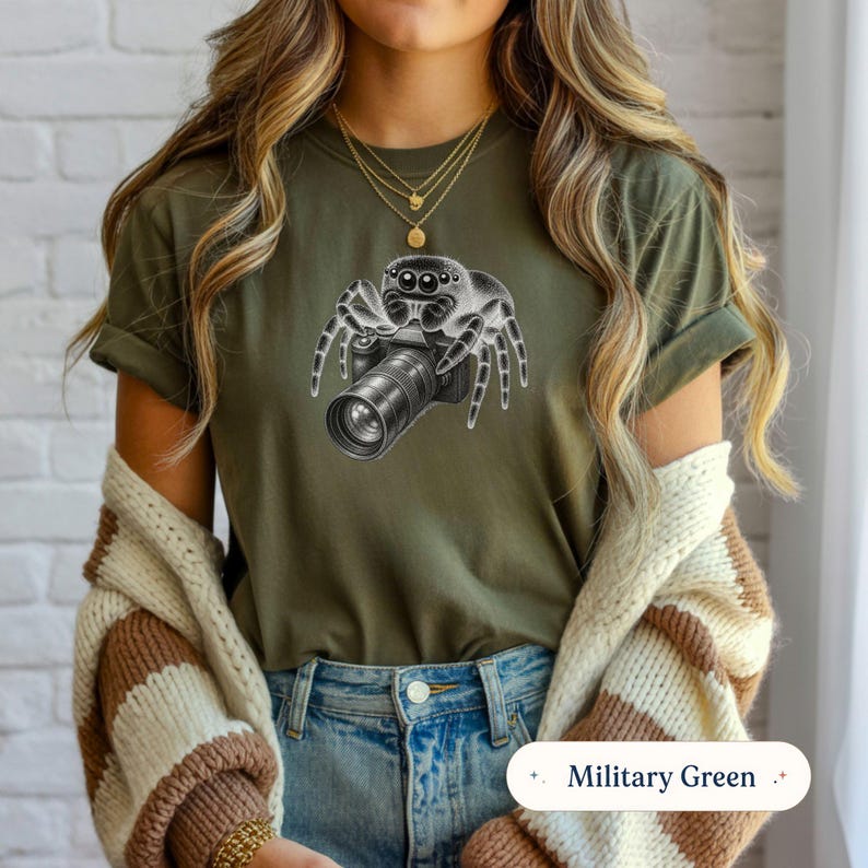 Koszulka z pająkiem skaczącym, koszulka z pająkiem fotografa makro, zabawna koszulka z pająkiem z aparatu, prezent dla miłośnika fotografii Military Green