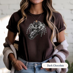 Koszulka z pająkiem skaczącym, koszulka z pająkiem fotografa makro, zabawna koszulka z pająkiem z aparatu, prezent dla miłośnika fotografii Dark Chocolate
