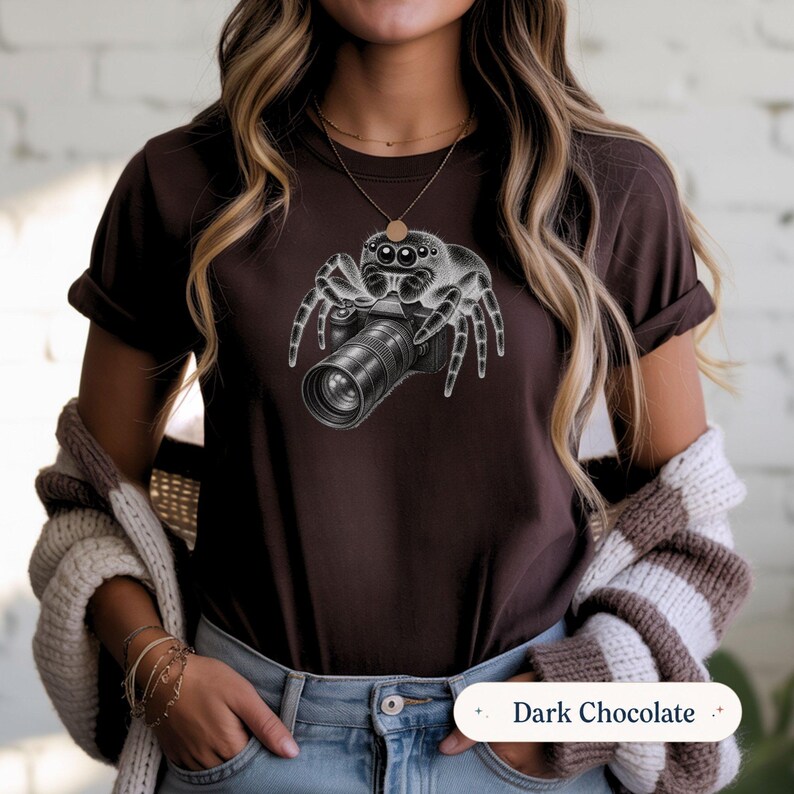 Koszulka z pająkiem skaczącym, koszulka z pająkiem fotografa makro, zabawna koszulka z pająkiem z aparatu, prezent dla miłośnika fotografii Dark Chocolate