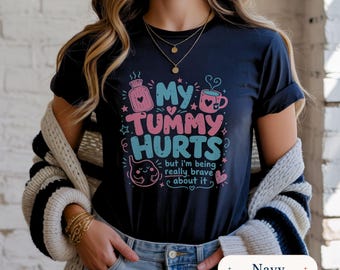 Camiseta "Me duele la barriga, paciente valiente", prenda con humor sobre salud digestiva.