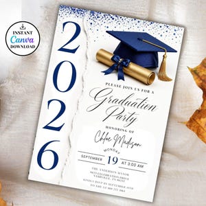 Puede incluir: Invitación a una fiesta de graduación con birrete azul marino, diploma y el año 2026. La invitación presenta el texto "Please join us for a Graduation Party" y los detalles de la graduación de Chloe Madison.