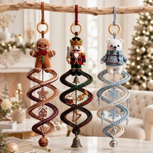 Può includere: Tre ornamenti all'uncinetto da appendere raffiguranti un omino di pan di zenzero, uno schiaccianoci e un orso polare. Ogni figura poggia su una struttura a spirale decorata con piccoli ciondoli a tema come stelle, una casa, un tamburo e fiocchi di neve.