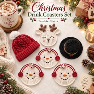 Puede incluir: Un juego de posavasos redondos de ganchillo que incluye una cara de reno, dos muñecos de nieve con orejeras rojas, un gorro de punto rojo con un pompón blanco y un sombrero de copa negro, junto a una taza de chocolate y decoración navideña.
