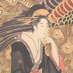 以下が含まれることがあります： 伝統的な衣装を着た女性を描いた日本の木版画。黒い着物と凝った髪型。背景は、黄色、茶色、オレンジ色のピーコックフェザーのパターンを示しています。