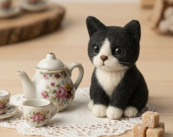 Poupée chat smoking en feutre de taille personnalisée, peluche chaton en feutre de laine fait main, mini figurine de chat, cadeau pour amoureux des chats, cadeau de Noël ou d'Halloween