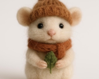 Figurine de souris feutrée à l'aiguille, poupée automne-hiver en laine avec chapeau écharpe