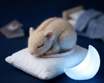 Souris endormie feutrée à l'aiguille, mini sculpture animalière en laine, décoration de chambre d'enfant confortable