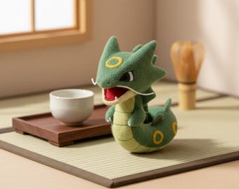 Poupée feutrée à l'aiguille Dragon Serpent du ciel rugissant – Figurine en feutre de laine faite main, taille personnalisée disponible, pochette de rangement incluse