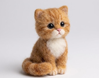 Sculpture chaton orange feutrée à l'aiguille, décoration de bureau chat en laine fait main, animaux de collection