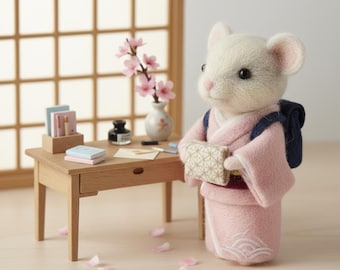 Souris feutrée à l'aiguille faite main, kimono rose, sac à dos, colis, décoration de chambre d'enfant fantaisiste