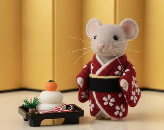 Figurine de souris feutrée à l'aiguille, poupée kimono florale rouge, décoration animalière en feutre de laine