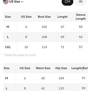 Może przedstawiać: Biała tabela z wymiarami ciała od sprzedawcy. Tabela pokazuje rozmiary amerykańskie, obw&oacute;d biustu, długość i długość rękawa w centymetrach. Tabela pokazuje r&oacute;wnież obw&oacute;d talii, obw&oacute;d bioder i długość w centymetrach.