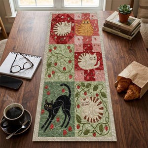 Erdbeer Patch Katzen Gesteppter Tischläufer, Grün Rot Patchwork Tischdekoration, Wunderlicher Kitty Essläufer, Frühlings Obst Tier Wohnkultur