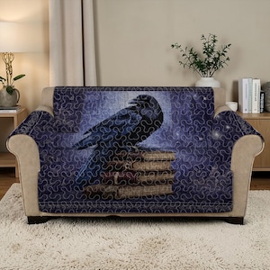 Può includere: Una fodera per divano blu scuro con un'illustrazione dettagliata di un corvo appollaiato su una pila di vecchi libri. Il corvo è raffigurato con intricati dettagli di piume, su uno sfondo di motivi a vortice. La fodera è progettata per adattarsi allo schienale e ai braccioli di un divano.