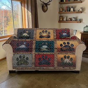 Puede incluir: Un letrero de madera rústico con el texto "Welcome to our home" en un estilo manuscrito. El letrero presenta un acabado envejecido y un diseño sencillo y acogedor, perfecto para una entrada.