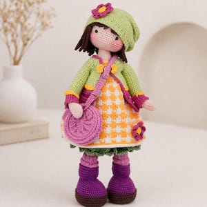 Padrão de crochê para boneca de flores em PDF, tutorial de boneca amigurumi, brinquedo para vestir com casaquinho, chapéu, bolsa e botas, boneca fofa feita à mão