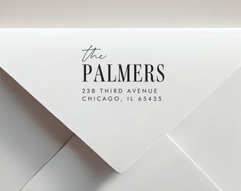 Puede incluir: Sobre blanco con texto negro. El texto dice "the PALMERS" en una mezcla de fuentes script y sans-serif. Debajo del nombre está la dirección: "238 THIRD AVENUE CHICAGO, IL 65435".
