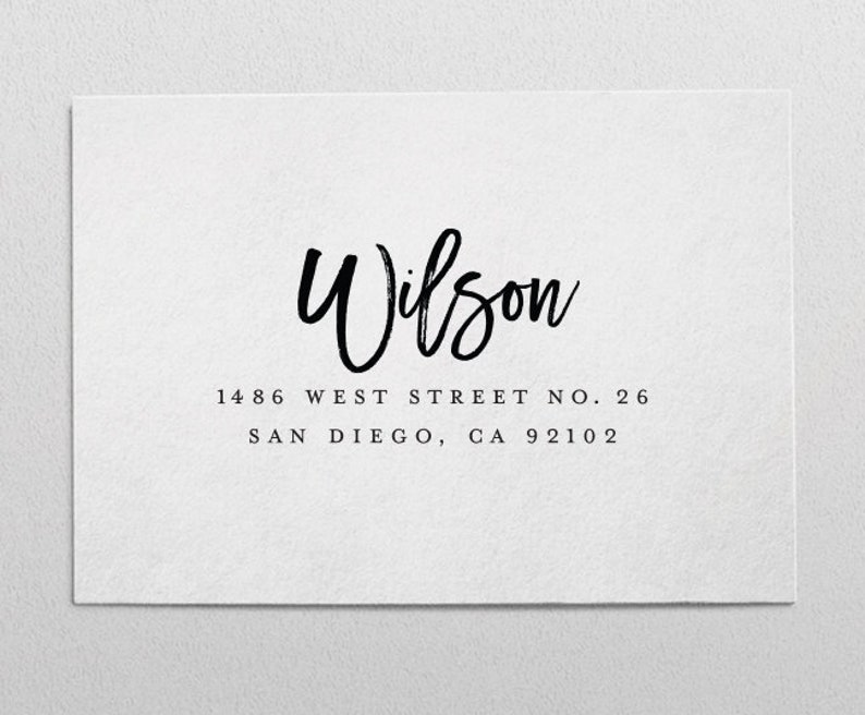 Może przedstawiać: Biała etykieta zwrotna z czarnym tekstem. Tekst brzmi: "Wilson", "1486 West Street No. 26" i "San Diego, CA 92102".