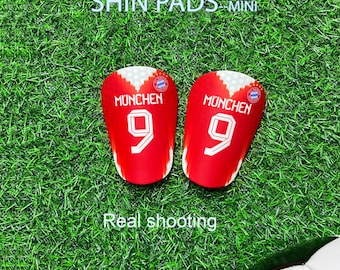 Personalisierte FC Bayern München Fußball Schienbeinschoner mit Name / Nummer