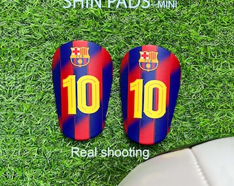 Mini espinilleras de fútbol personalizadas, protección personalizada del FC Barcelona, artículos para eventos del Barça, regalo ideal para aficionados al fútbol.